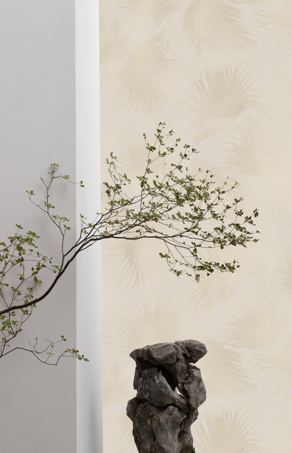 Papier peint Brise tropicale beige installé dans un couloir contemporain. 