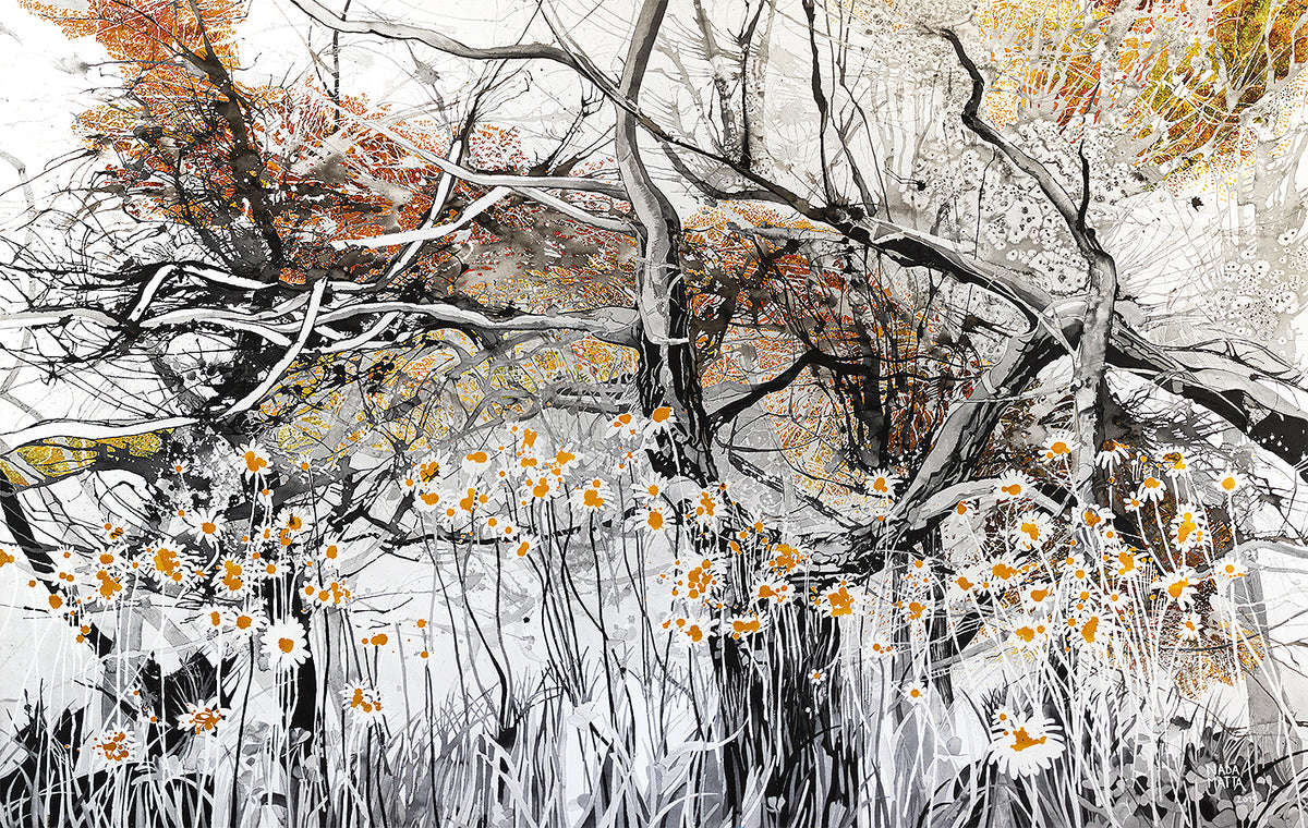 Papier peint panoramique Avril de Nada Matta représentant des fleurs sauvages orangées et des branches entrelacées dans des tons noir, gris et blanc.