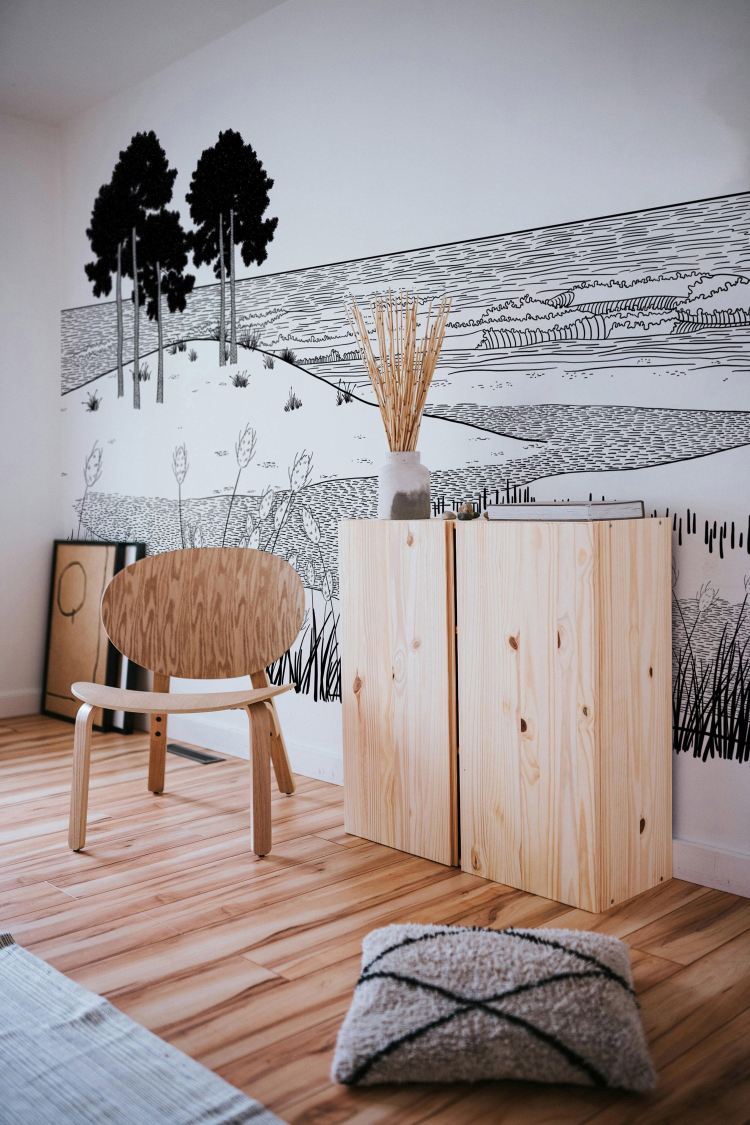 Papier peint panoramique Ruisseau sur Plage installé dans un salon contemporain.