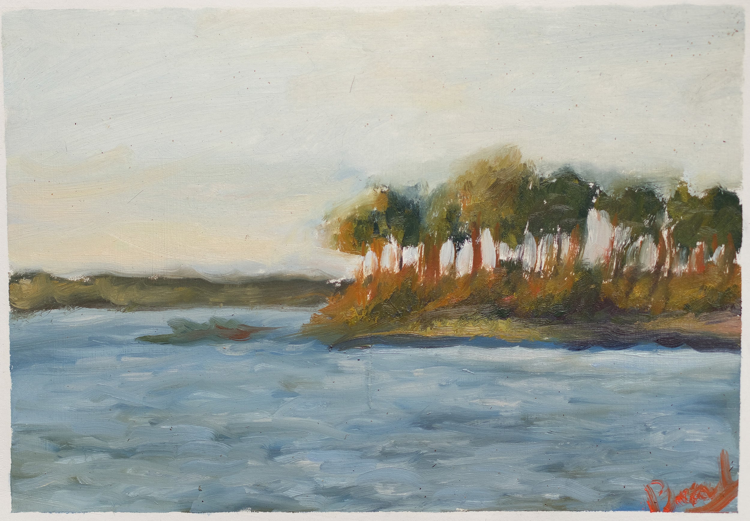 Papier peint panoramique Terre de Cuivre de Julie Beaude représentant un rivage bordé d'arbres aux teintes cuivrées.