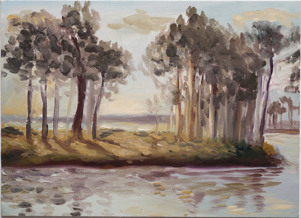 Papier peint panoramique Terre Dorée de Julie Beaude représentant une forêt de pins ouverte sur une étendue d'eau lumineuse.