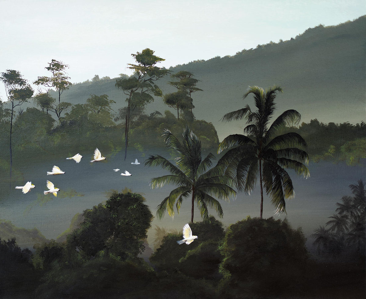 Papier peint panoramique White Cockatoos d'Amélie Noel représentant une forêt tropicale brumeuse avec des palmiers et des cacatoès blancs.