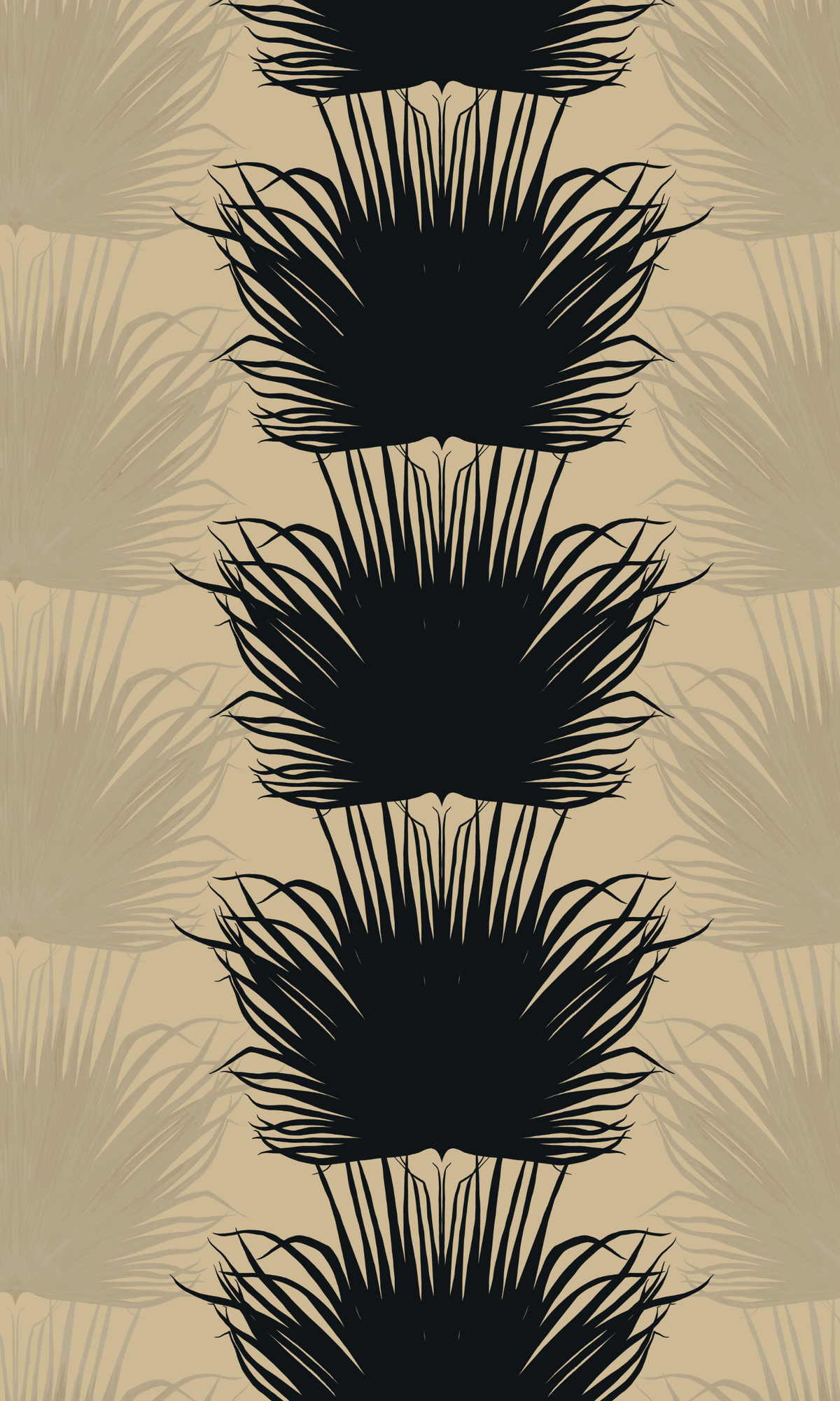 Papier peint Tissages Sauvages noir d'Amélie Noel représentant un motif répétitif de palmes noires et marrons sur fond beige.